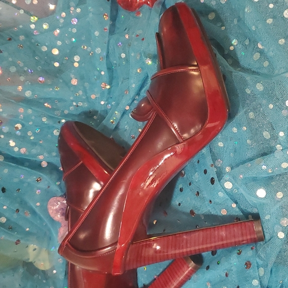 Salvatore Ferragamo Heels Shade of Red - Picture 9 of 15
